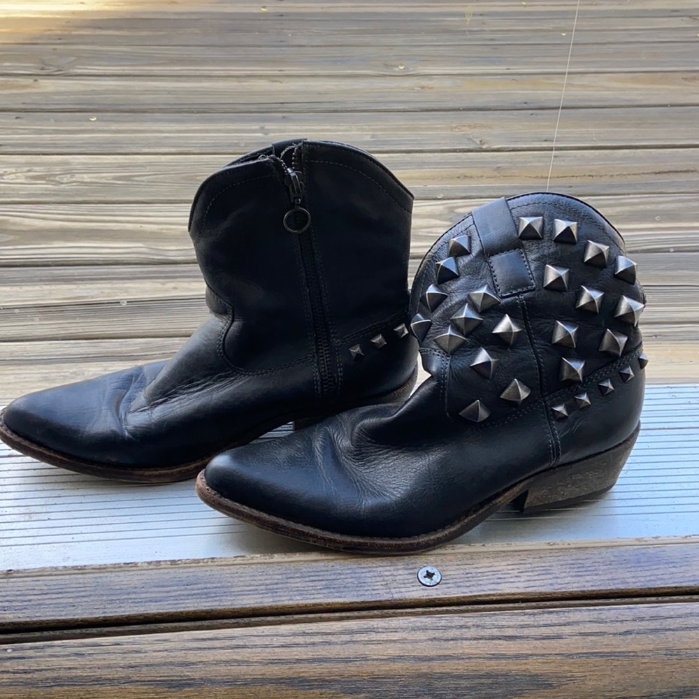Short studded pointed toe shoe boots